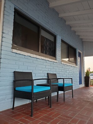 Tabla de planchar con plancha y ropa de cama