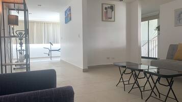Suite estudio exclusiva, 2 habitaciones | Área de sala de estar | Televisión LED de 32 pulgadas con canales por cable y televisión