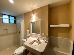 Habitación básica | Baño | Ducha, secador de pelo, toallas y jabón