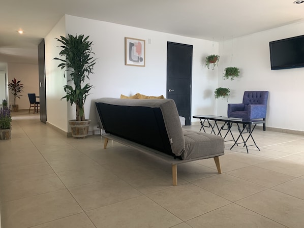 Exclusieve studio suite, 2 slaapkamers | Woonruimte | Een 32-inch ledtelevisie met kabelzenders en televisie