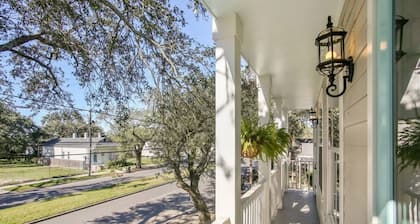 Quaint Charm: NOLA Vintage Home near St. Charles