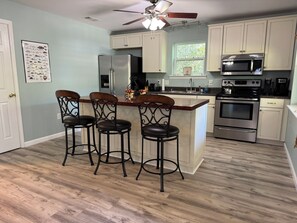 ثلاجة، ميكروويف، فرن، موقد طهي مسطح