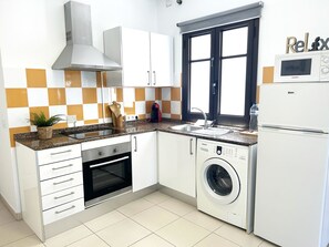 Jääkaappi, mikroaaltouuni, uuni, kahvin-/teenkeitin