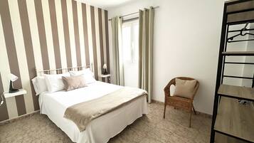 1 habitación, tabla de planchar con plancha y cuna de viaje
