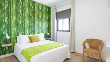 1 habitación, tabla de planchar con plancha y cuna de viaje