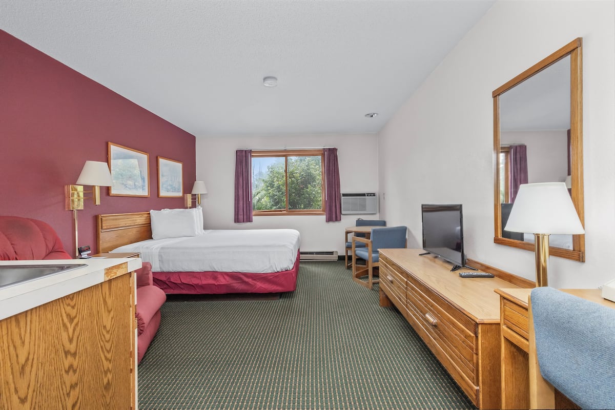 Room, 1 King Bed, Non Smoking | 1 bedroom, desk, free WiFi, bed sheets