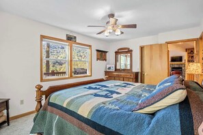 3 chambres, bureau, fer et planche à repasser, lit de bébé portatif