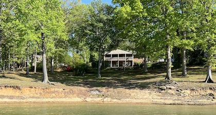 Lake Front Home on Buggs Island / Kerr Lake<br>Close to Bluestone Boat Ramp!