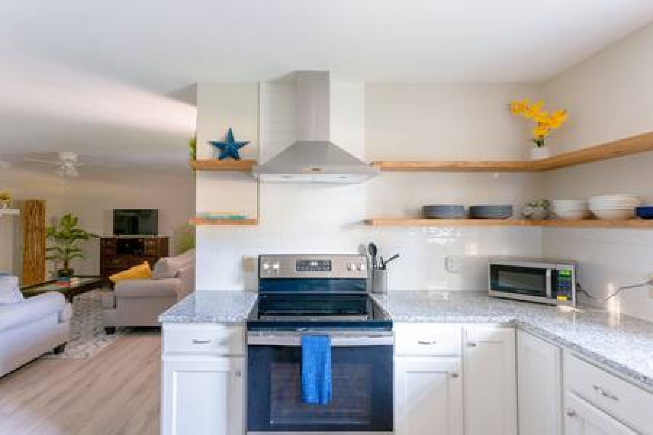 Le Bleu Haven - Modernized Bungalow Charmer