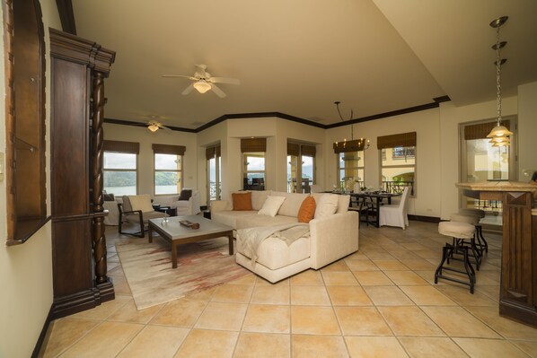 Smart TV, DVD player, stereo - Marbella 2A 3 bdr Ocean View in Los Suenos (Jaco)