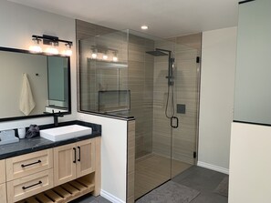 Douche, sèche-cheveux, serviettes fournies, savon