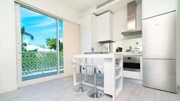 Full-sized fridge, microwave, oven, stovetop