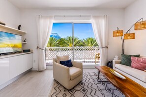 Apartamento premium, 1 cama King e sofá-cama, suíte, vista para o pátio | Sala de estar | Smart TV 55 polegadas com canais a cabo, TV