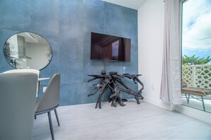 Luxury Apartment, 1 King Bed with Sofa bed, Balcony, Courtyard View | Living area