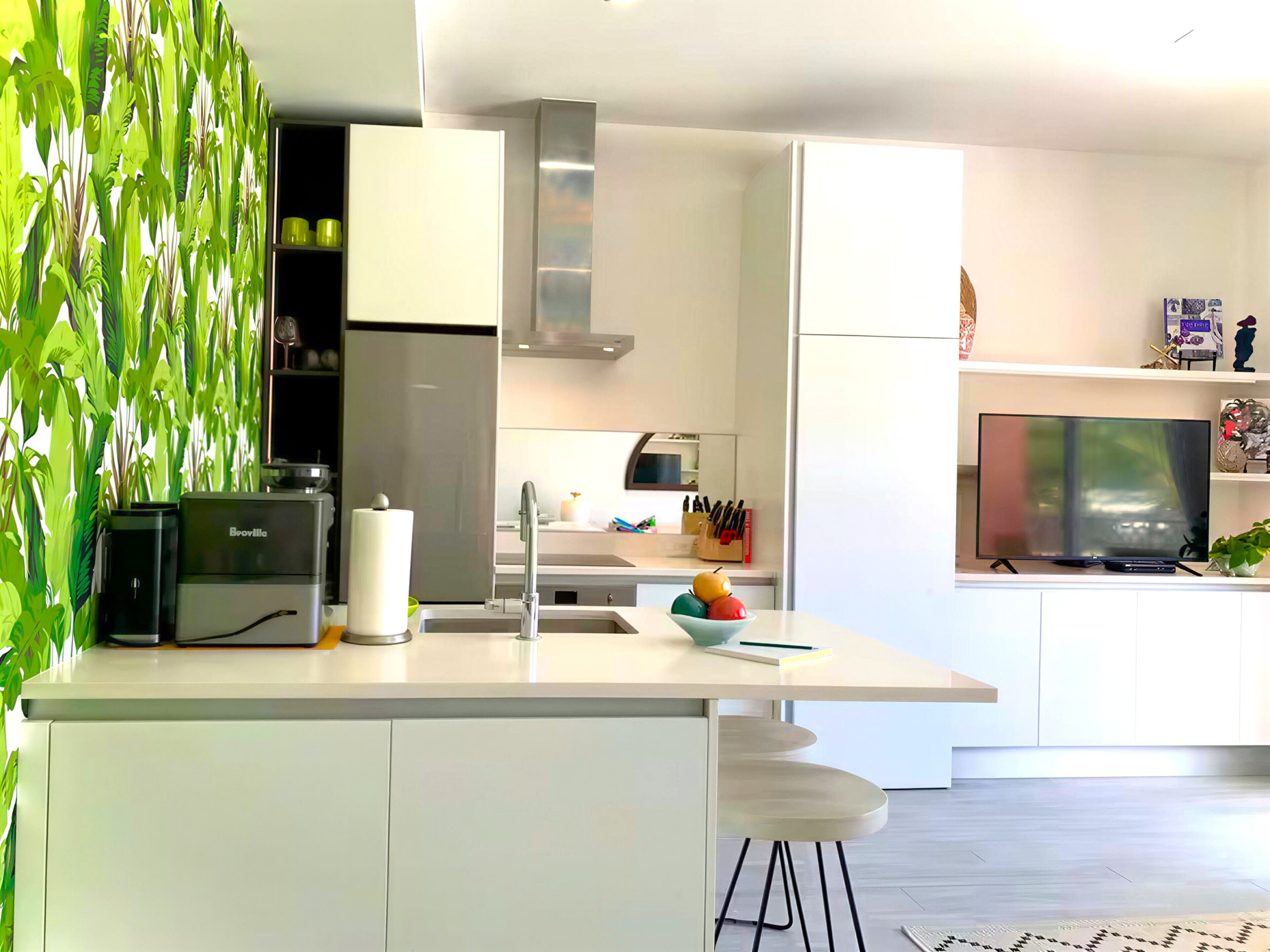 Una cocina moderna con una isla integrada, refrigerador, estufa y pileta.