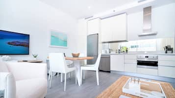 Luxury-Apartment, 1 King-Bett und Schlafsofa, Balkon | Wohnzimmer | 55-Zoll-Smart-TV mit Kabelempfang, Fernseher