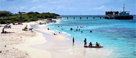 Plage, chaises longues, serviettes de plage