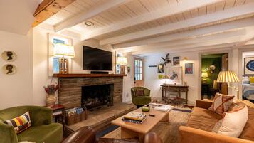 TV, fireplace