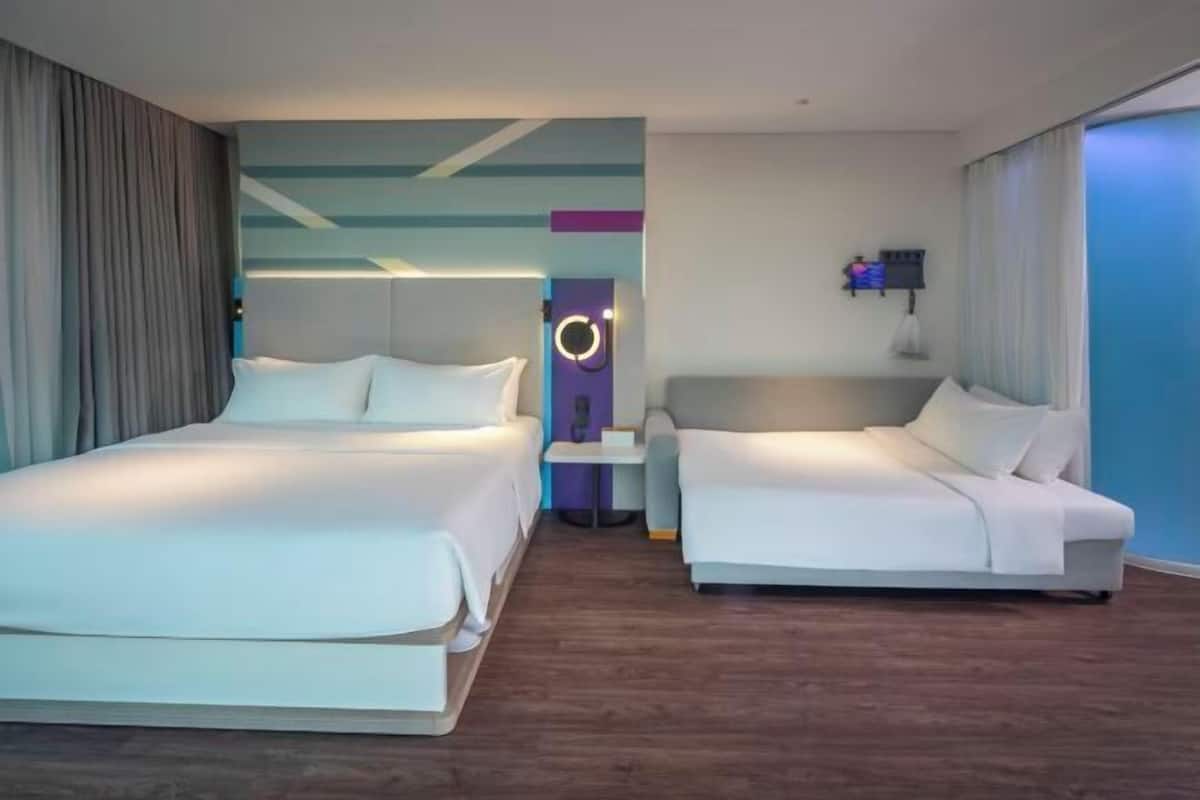 Ylelliset vuodevaatteet, tallelokero huoneessa, työpöytä