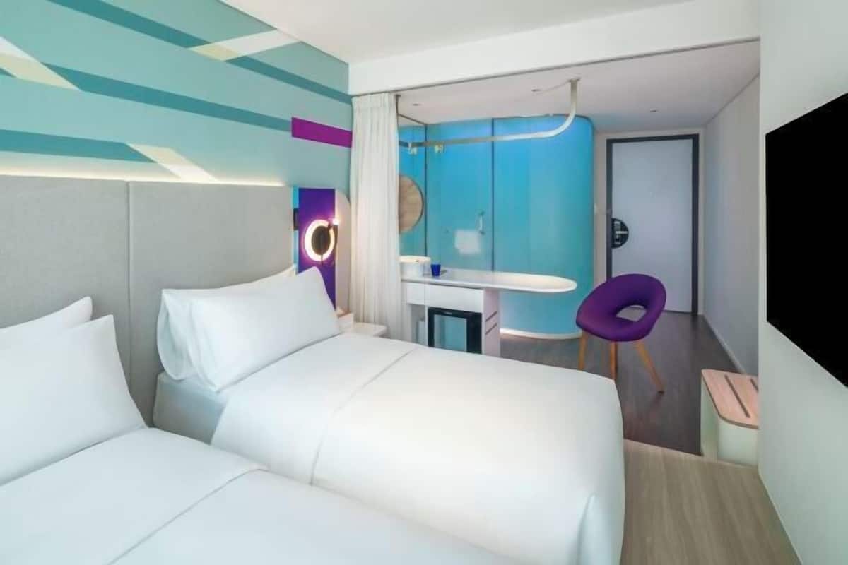 Ylelliset vuodevaatteet, tallelokero huoneessa, työpöytä