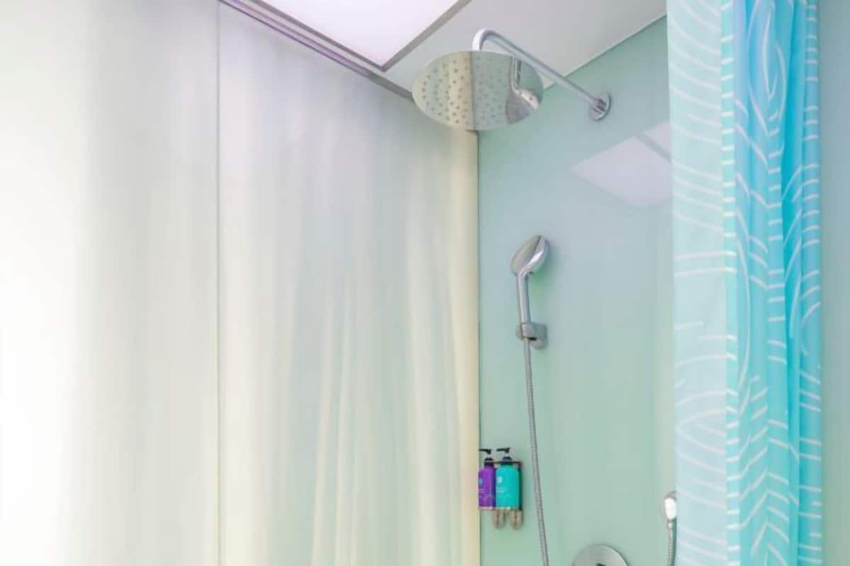 Kylpyhuone | Suihku, hierova suihkupää, ilmaiset hygieniatuotteet, hiustenkuivaaja