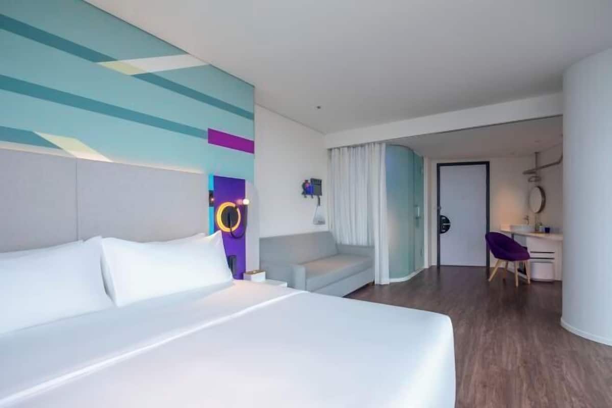 Ylelliset vuodevaatteet, tallelokero huoneessa, työpöytä