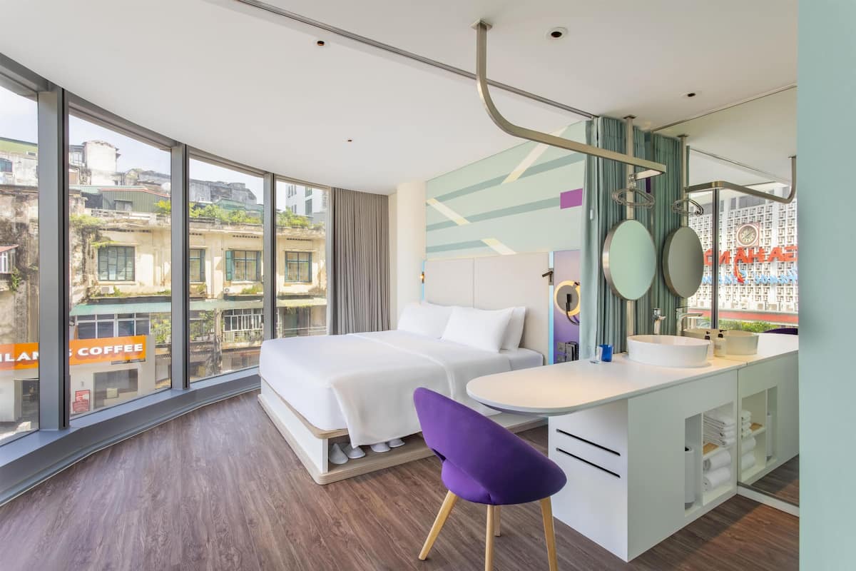 Habitación, 1 cama King size, en esquina | Ropa de cama de alta calidad y caja de seguridad en la habitación