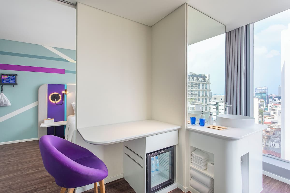 Huone, 1 suuri parisänky, kulmassa (High Floor) | Ylelliset vuodevaatteet, tallelokero huoneessa, työpöytä