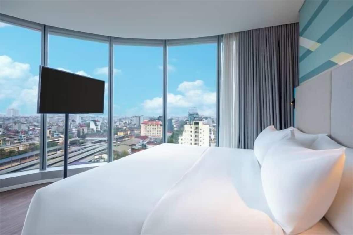 Ylelliset vuodevaatteet, tallelokero huoneessa, työpöytä