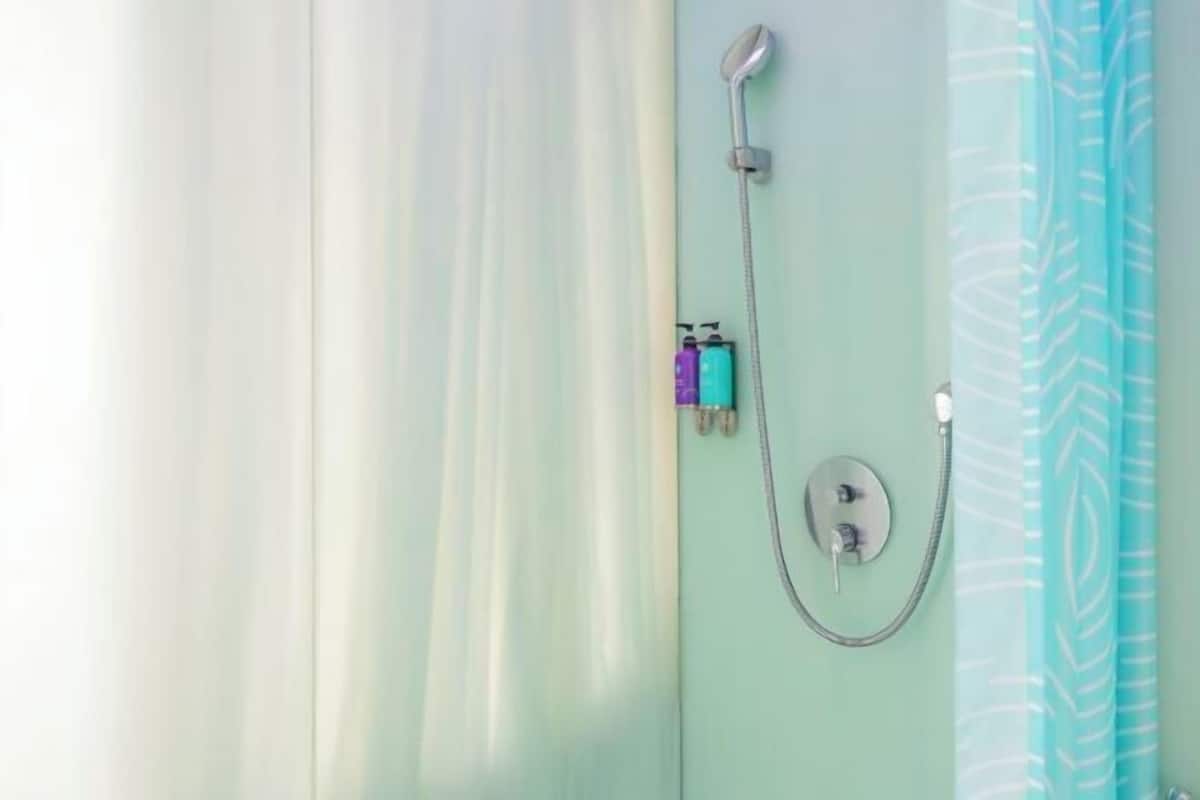 Kylpyhuone | Suihku, hierova suihkupää, ilmaiset hygieniatuotteet, hiustenkuivaaja