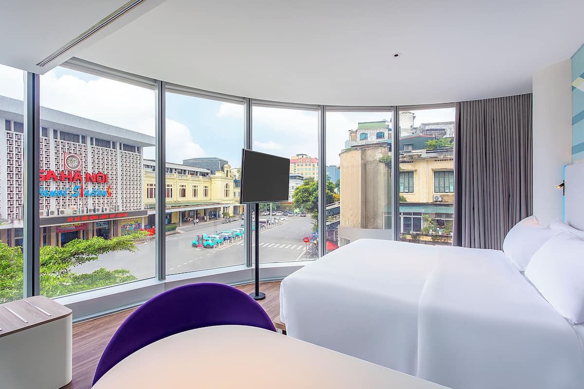 Room, 1 King Bed, Corner | Premium bedding, in-room safe, desk, laptop workspace