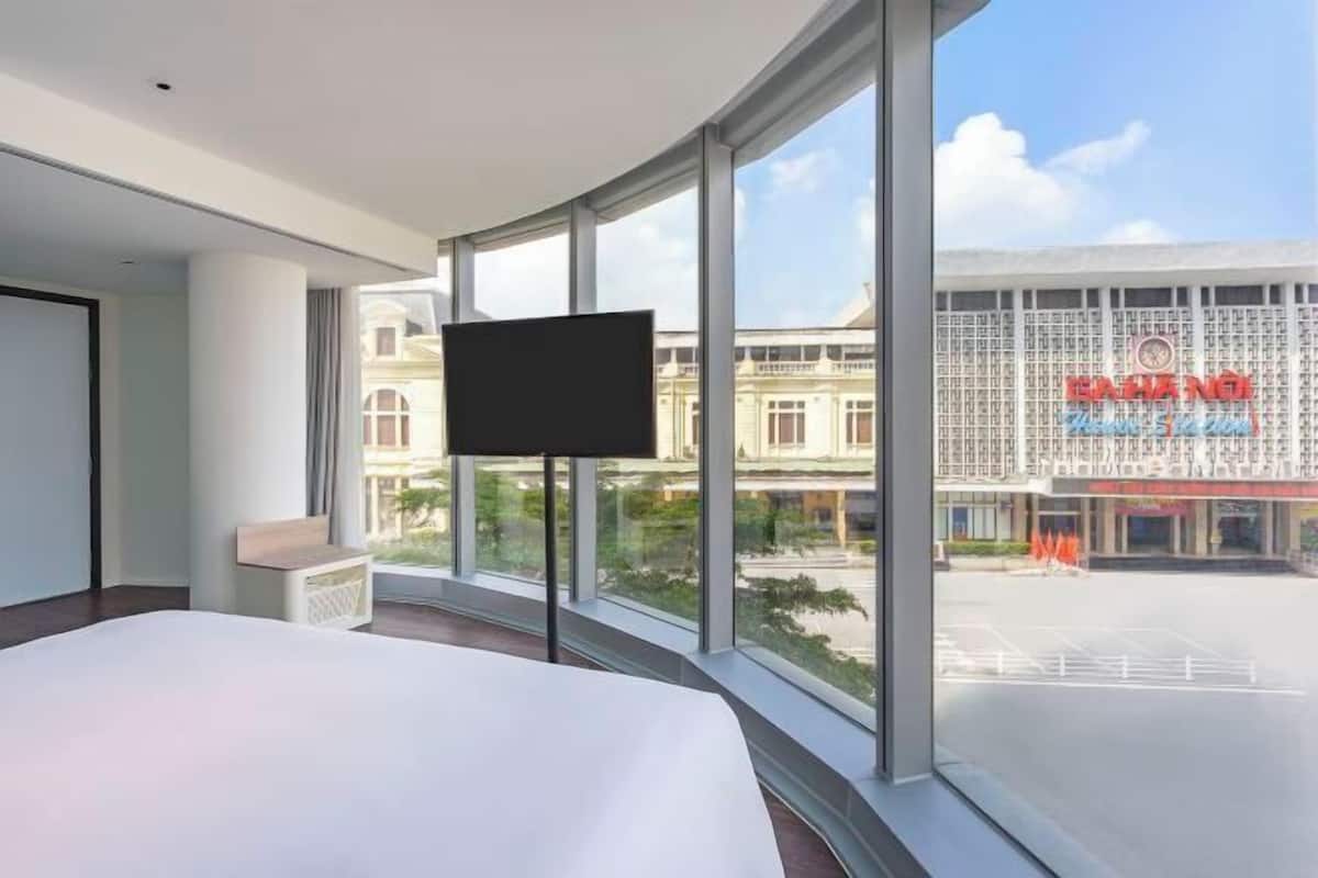 Ylelliset vuodevaatteet, tallelokero huoneessa, työpöytä