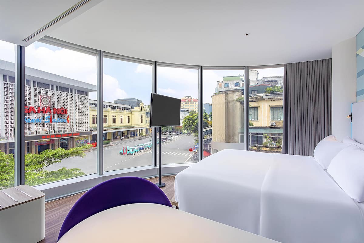 Huone, 1 suuri parisänky, kulmassa | Ylelliset vuodevaatteet, tallelokero huoneessa, työpöytä