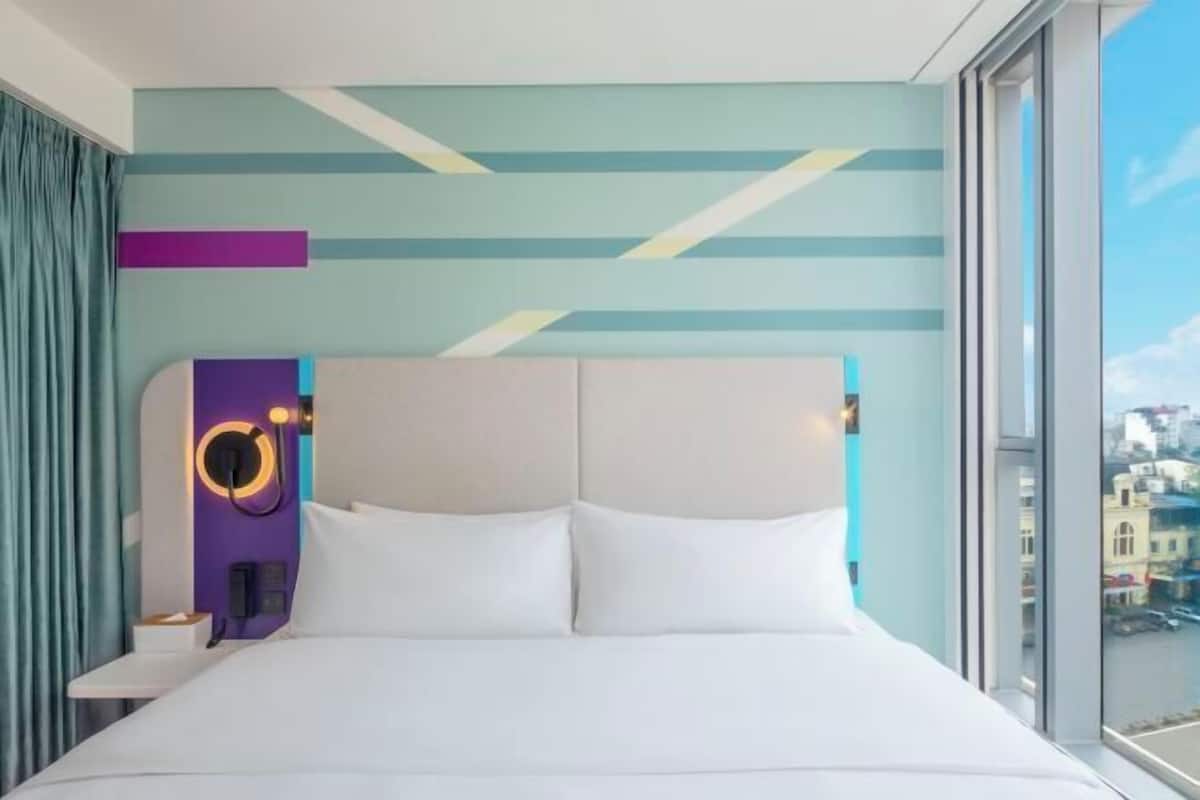 Ylelliset vuodevaatteet, tallelokero huoneessa, työpöytä