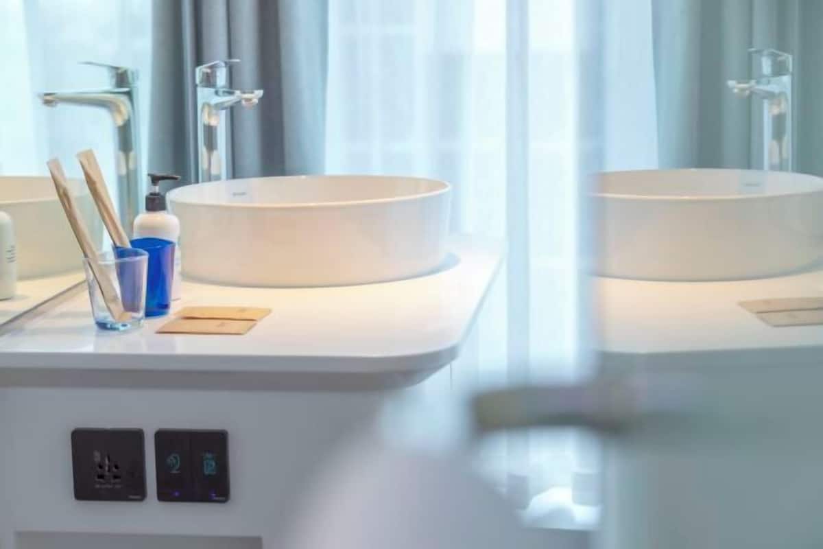 Kylpyhuone | Suihku, hierova suihkupää, ilmaiset hygieniatuotteet, hiustenkuivaaja