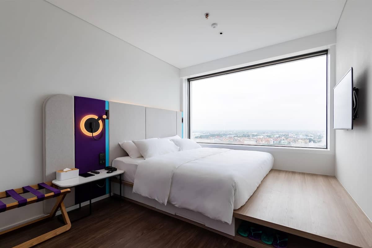 Huone, 1 suuri parisänky | Ylelliset vuodevaatteet, tallelokero huoneessa, työpöytä