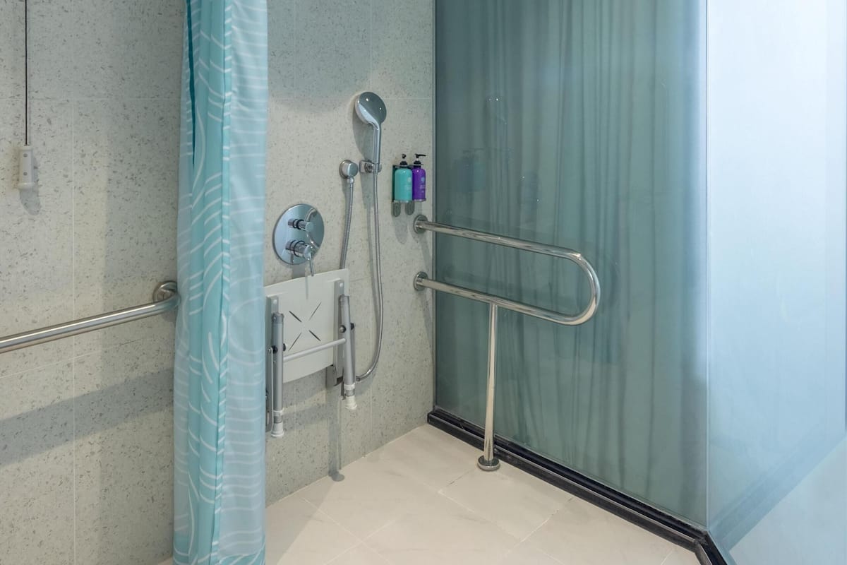 Huone, 1 suuri parisänky, esteetön | Kylpyhuone | Suihku, hierova suihkupää, ilmaiset hygieniatuotteet, hiustenkuivaaja