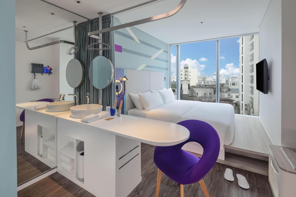 Ylelliset vuodevaatteet, tallelokero huoneessa, työpöytä