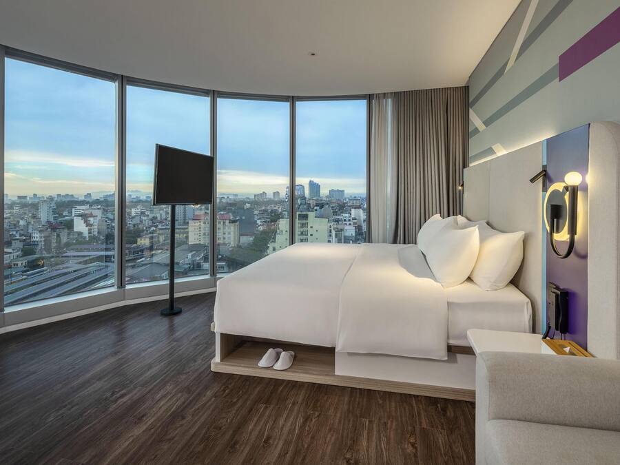 Ropa de cama de alta calidad y caja de seguridad en la habitación