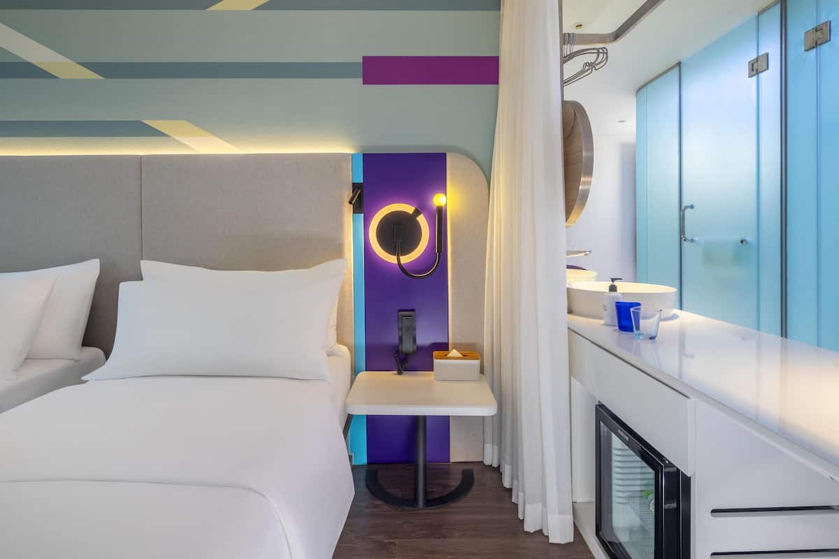 Huone, 2 yhden hengen sänkyä | Ylelliset vuodevaatteet, tallelokero huoneessa, työpöytä