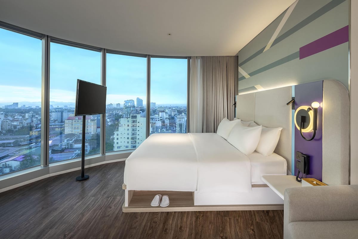 Huone, 1 suuri parisänky ja vuodesohva | Ylelliset vuodevaatteet, tallelokero huoneessa, työpöytä