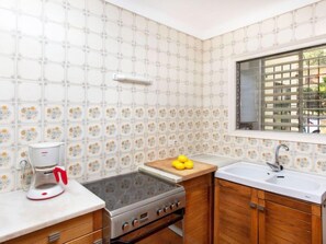 Een koelkast, een microgolfoven, een oven, kookgerei, borden en bestek
