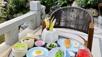 Signature Room | In-room dining