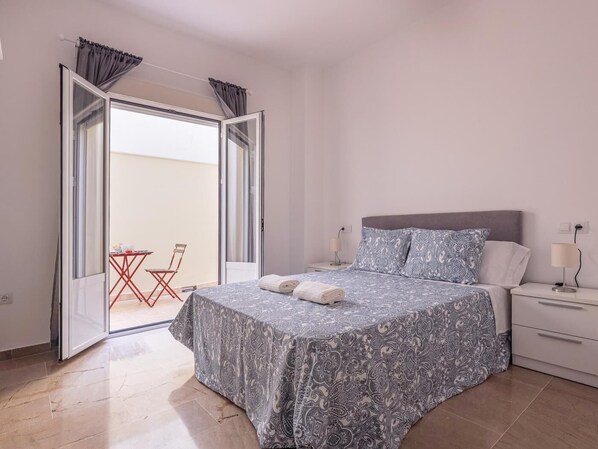 3 bedrooms, iron/ironing board, internet, bed sheets