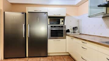 Kühlschrank, Mikrowelle, Ofen, Geschirrspüler