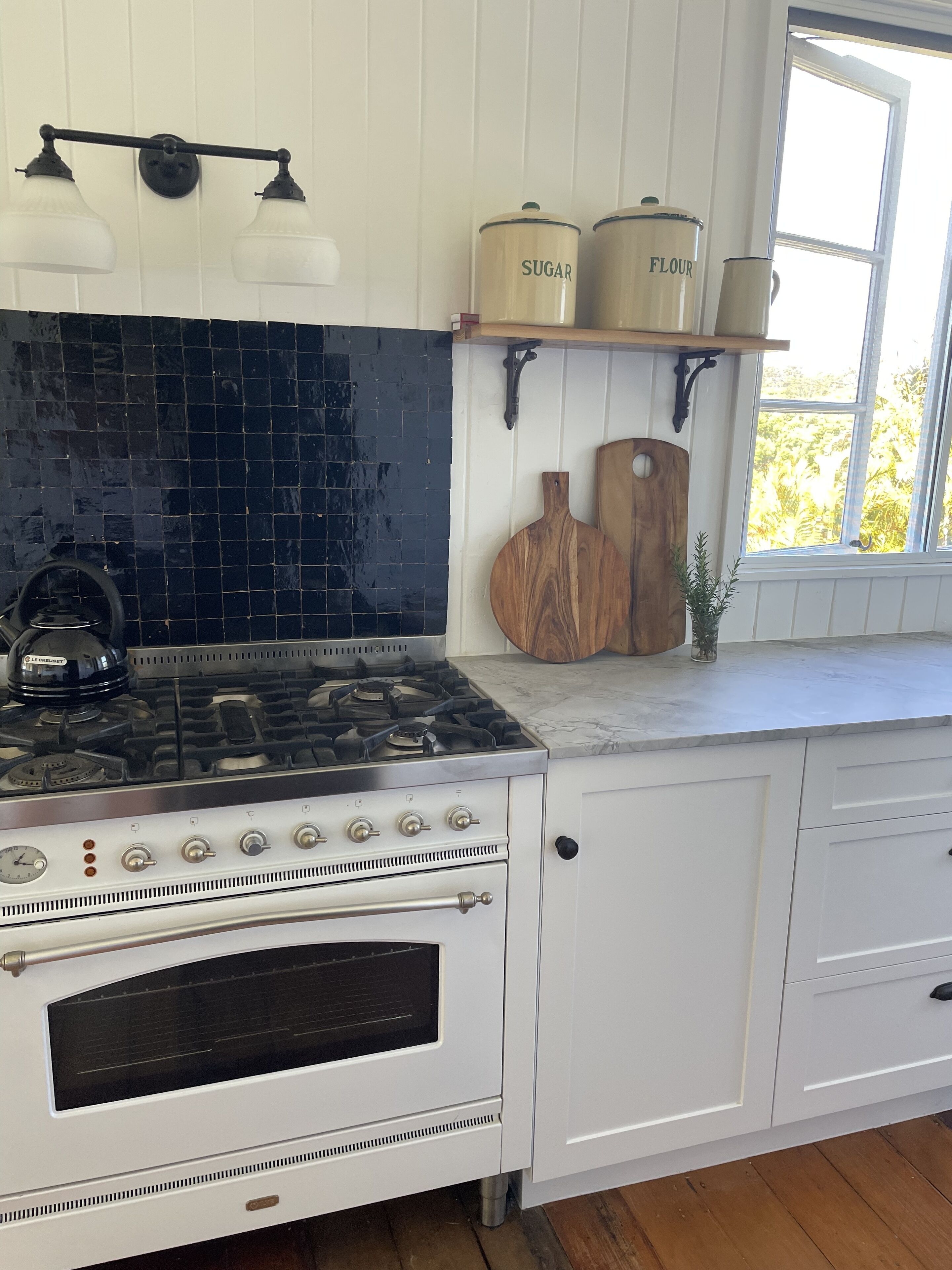 Clayfield House on acreage 10 minutes from beaches — image 9