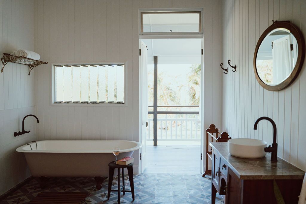 Clayfield House on acreage 10 minutes from beaches — image 3