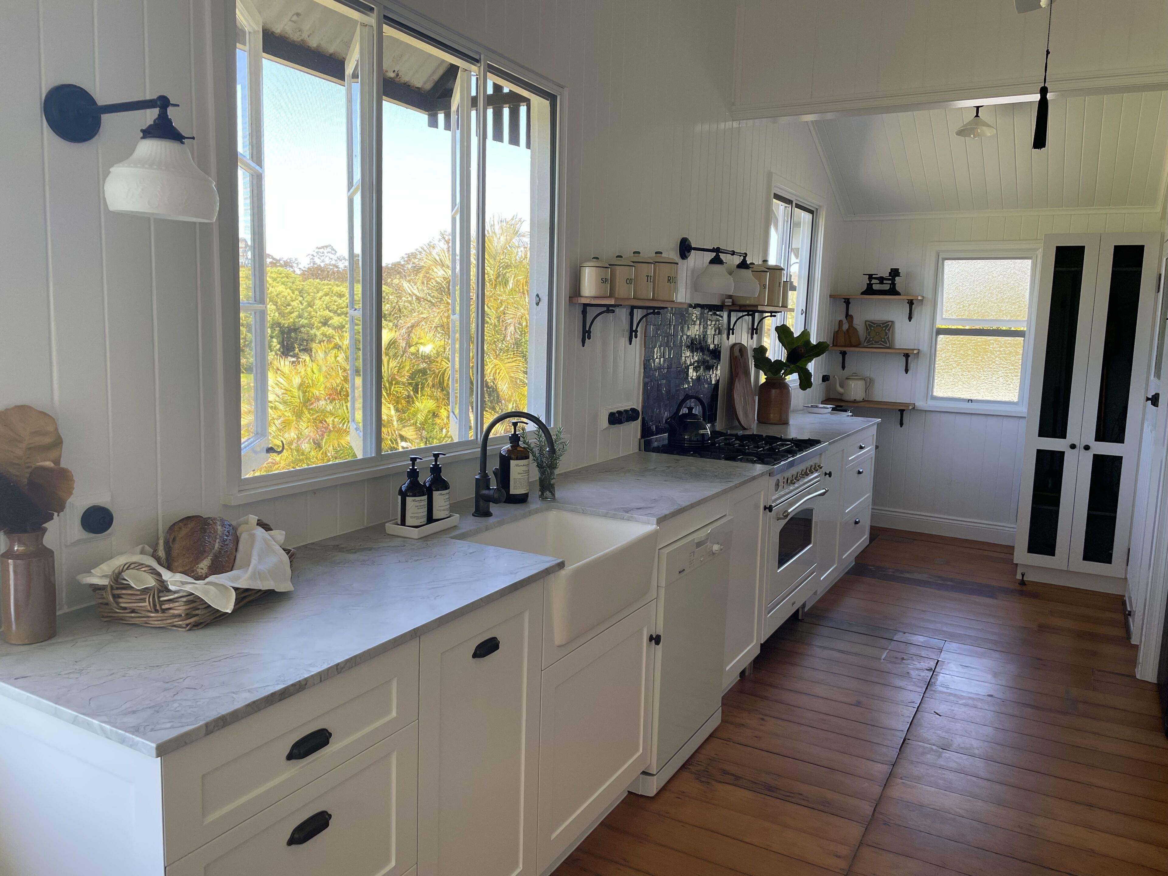 Clayfield House on acreage 10 minutes from beaches — image 10