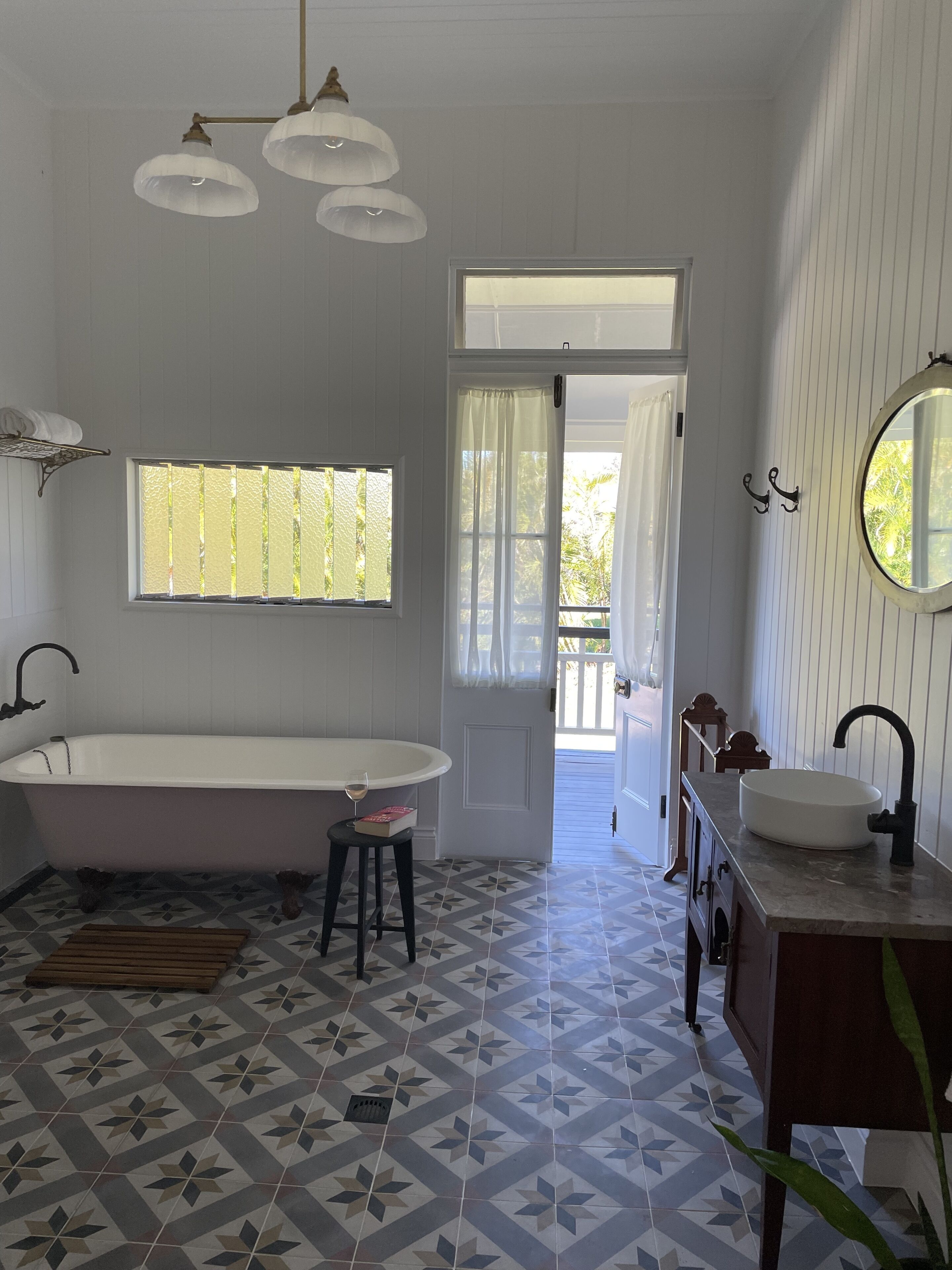 Clayfield House on acreage 10 minutes from beaches — image 4