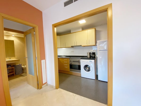 Een koelkast, een microgolfoven, een oven